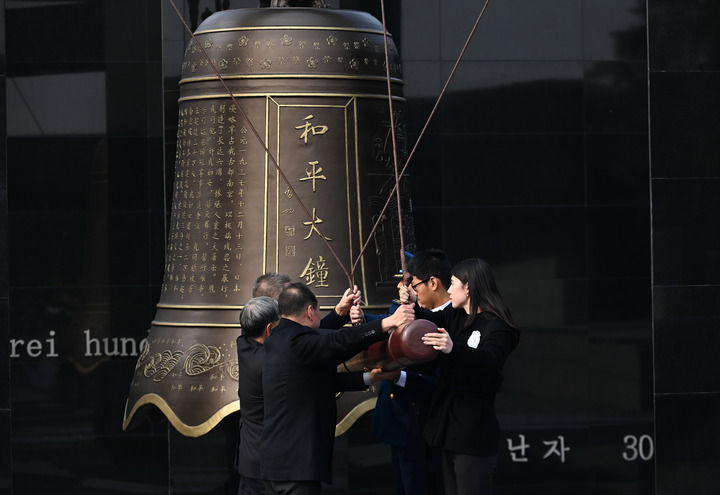 社会各界代表在侵华日军南京大屠杀遇难同胞纪念馆撞响和平大钟