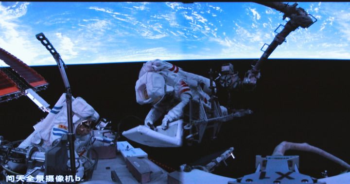 这是2025年6月26日在北京航天飞行控制中心屏幕上拍摄的神舟二十号航天员