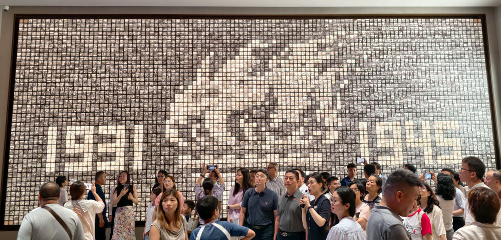 参观者在中国人民抗日战争纪念馆《为了民族解放与世界和平》主题展览参观