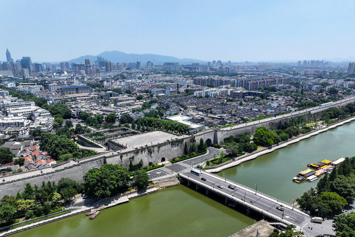 南京中华门城堡与秦淮河景色