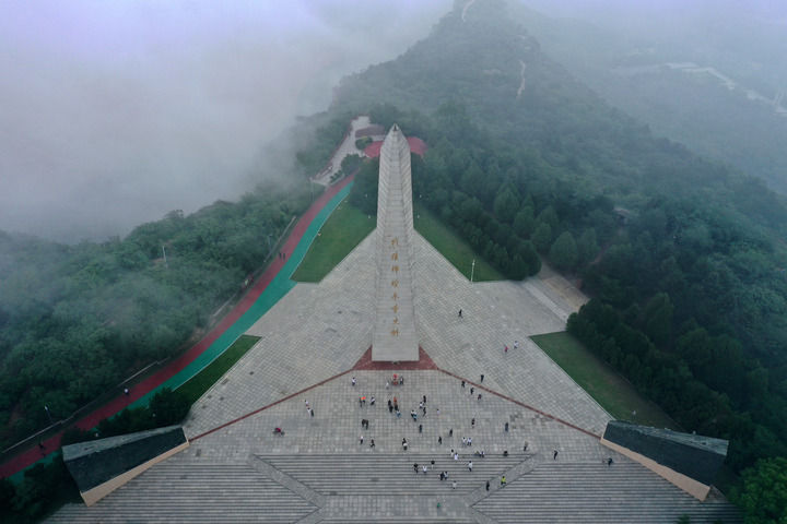 游客在山西省阳泉市百团大战纪念碑参观